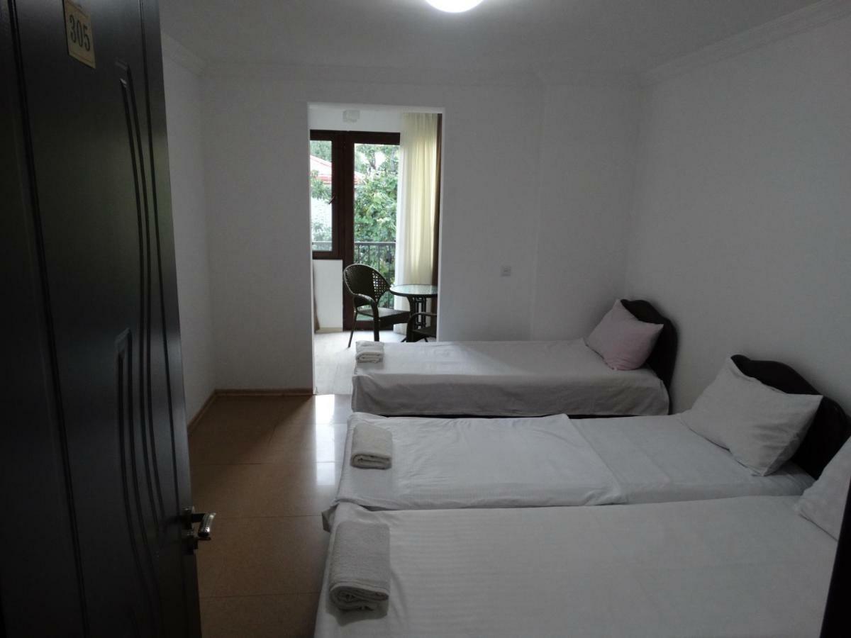 Gulnasi'S Guesthouse Batumi Exterior photo